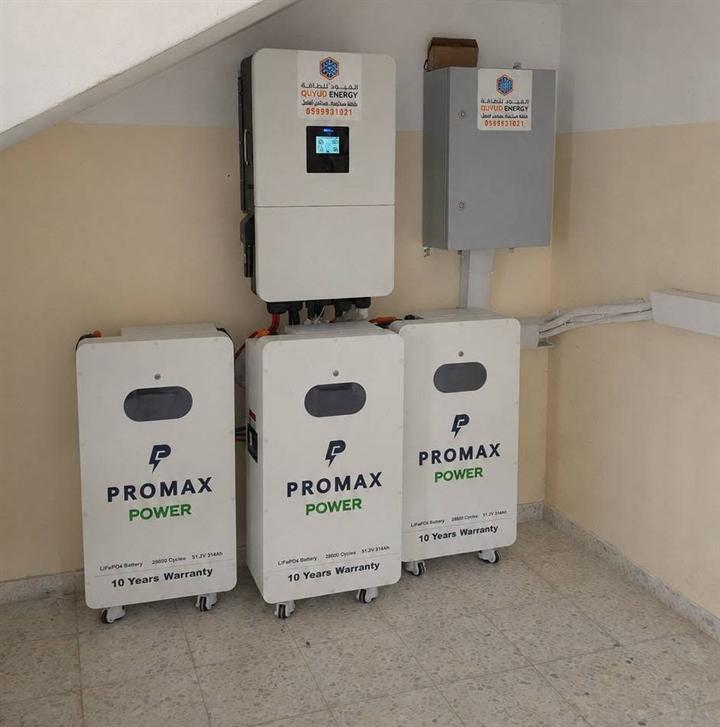 انفيرتر Deye على الحيط وتحته 3 بطاريات PROMAX